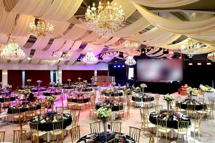 B event hall: болор лааз, цагаан даавуун тааз, тайз, засалтай дугуй ширээнүүд
