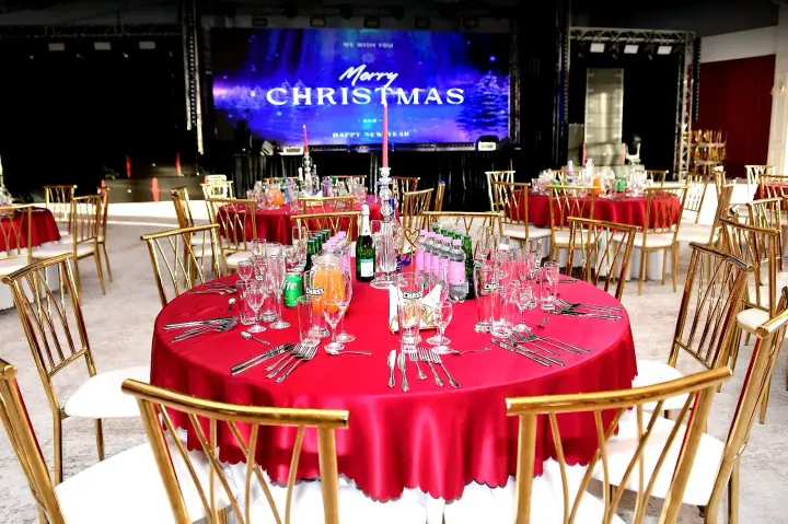 B event hall: улаан бүтээлэгтэй шинэ жилийн ширээ, Merry Christmas дэлгэцтэй тайз